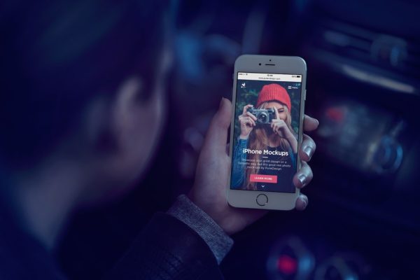 男模特手持iPhone样机模板素材 iPhone Mock-Up Set