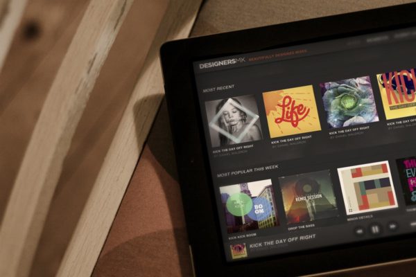 iPad平板电脑演示APP设计样机模板素材 Black iPad | Tablet App Scenes UI Mock-Up