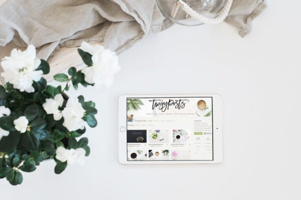 插画艺术背景平板电脑iPad样机 Stock Photo Mockup | Landscape iPad