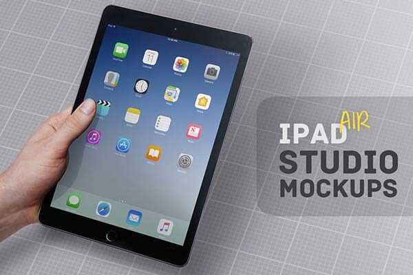 手持的iPad Air展示样机[PSD]