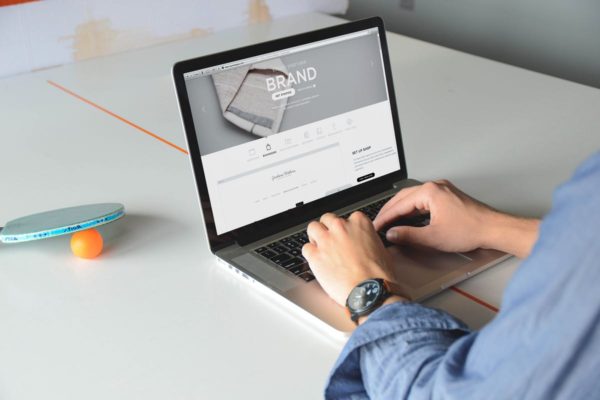 笔记本电脑Macbook设备样机模板素材 Laptop Macbook Display Mock-Up