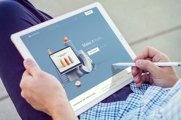 手持iPad Pro设备样机模板素材v8 iPad Pro Mockups v8