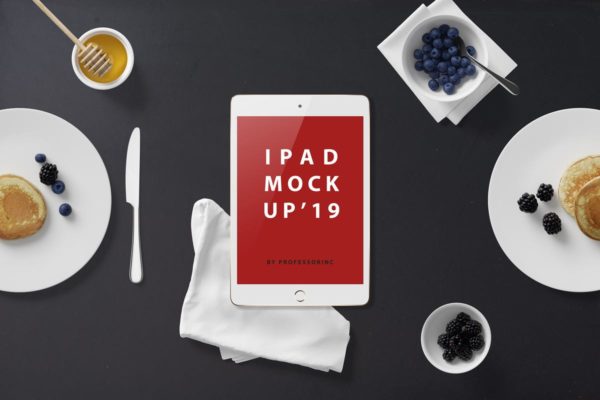 西式早餐场景iPad Mini设备展示样机 iPad Mini Mockup – Breakfast Set