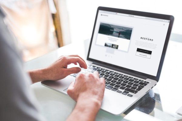 Macbook电脑Web&APP设计演示样机模板素材 Macbook Laptop Display Web App Mock-Up