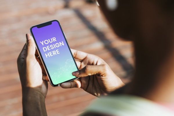 APP应用UI界面设计iPhone使用场景预览样机模板素材 sportive woman using her phone in a park mockup