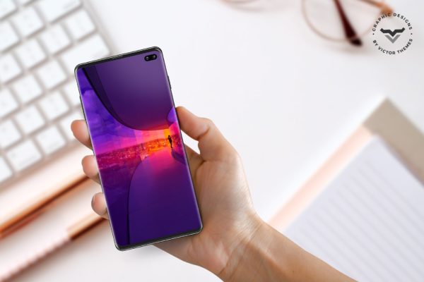 全屏幕无框手机屏幕演示样机模板素材 Mobile With Hand PSD Mockups