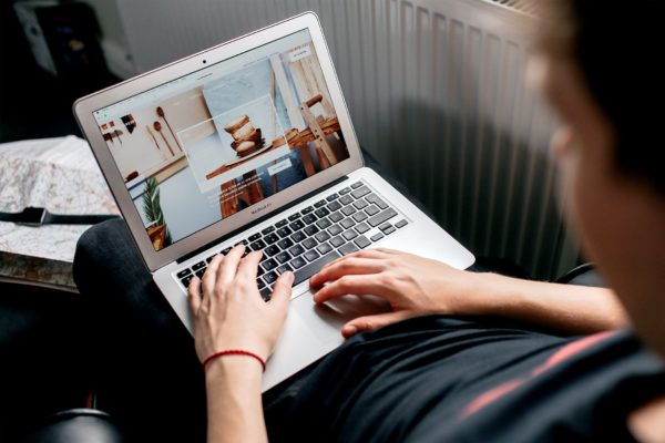 MacBook实景使用场景样机模板素材v13 Macbook Mockups Vol 13 – Working on Laptop