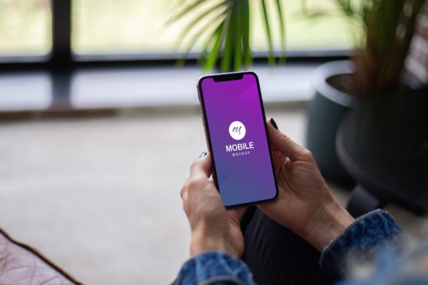 手持iPhone手机屏幕预览样机模板素材 Mobile with Hand Mockup