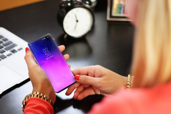 全面屏概念手机样机模板素材 Mobile with Hand Mockups