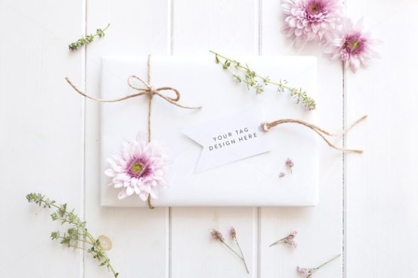 礼品包装标签样机 Gift tag mockup – styled stock image