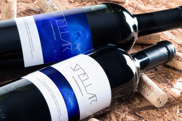 葡萄酒洋酒酒瓶外观标签设计样机素材模板04 Wine Bottle Mockup 04