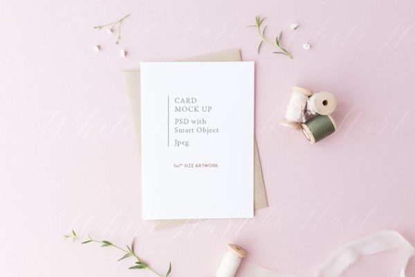 简约现代文艺风背景贺卡样机素材模板 5×7" card mock up on pink background