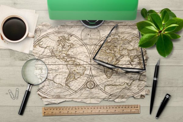 撕裂皱褶的纸张/海报/传单样机素材 Paper / Poster / Flyer Mock-Up