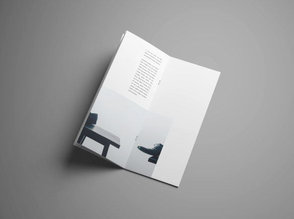 垂直宣传册设计印刷效果PSD样机素材模板 Vertical Brochure Mockup