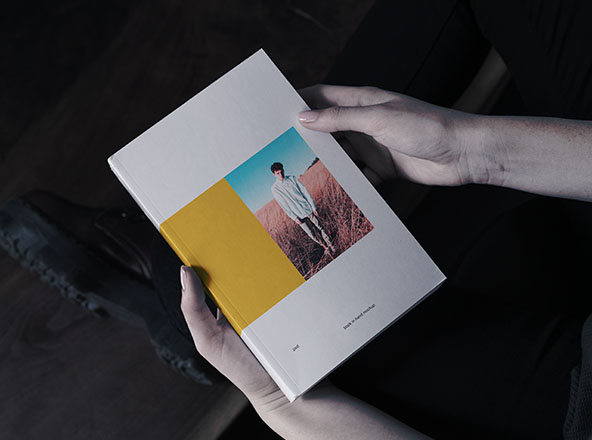 图书杂志封面设计效果图样机素材 Book in Hand Mockup