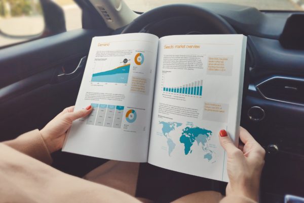 图书/产品手册内页排版设计效果样机素材模板 Book / Catalog In Hand Mockup