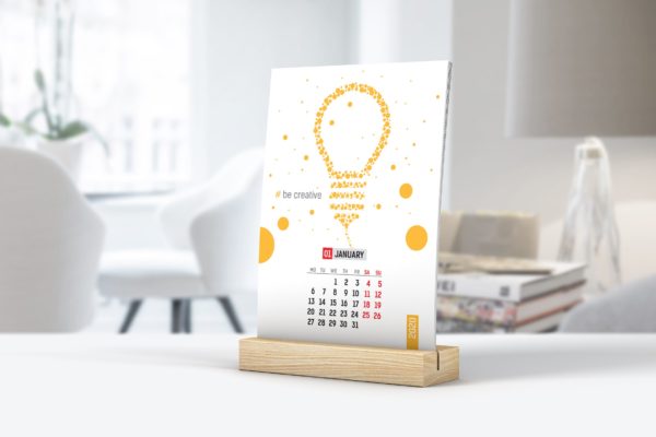 2020年木制台历日历表设计效果图样机素材 Desk Calendar With Wooden Stand Mockup