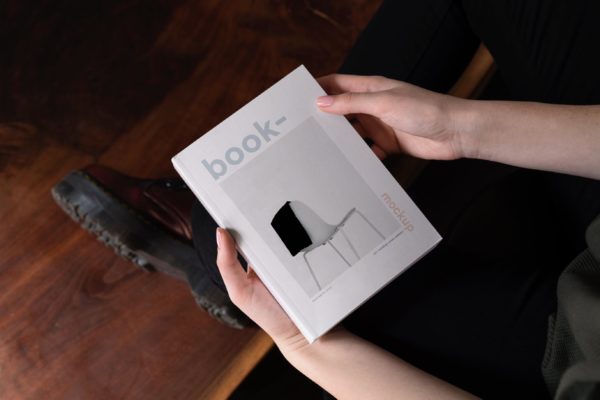 图书封面设计手持预览图样机素材模板01 Book Mockups vol01