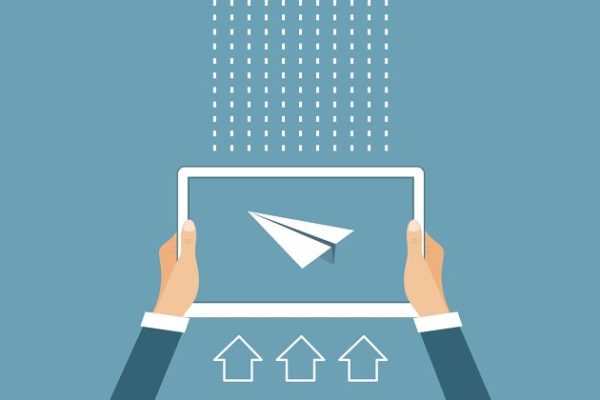 手持平板电脑插画 Tablet in hands