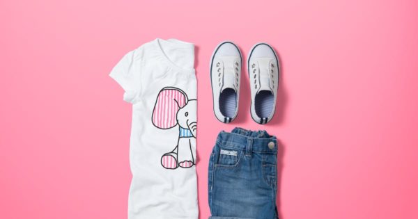 女生圆领印花T恤设计展示样机大洋岛精选模板 Crew Neck T-shirt Mock-up Girls Version