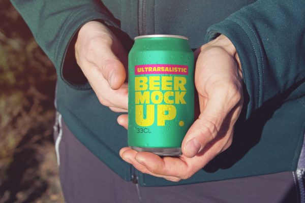 啤酒易拉罐包装外观设计图大洋岛精选 Snuggled up Beer Can Mockup