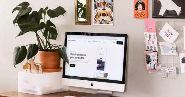 现代办公室场景iMac一体机电脑屏幕预览大洋岛精选样机模板v7 iMac Display Mock-Up Workplace Scene Vol 7