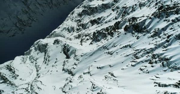 飞越雪山高山航拍视频 素材 Flight Over Rocky Alpine Mountains Valley Full Of Snow