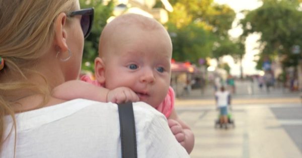 婴儿趴在妈妈肩膀上散步视频素材 Baby Having Outdoor Walk in Mothers Arms