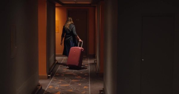 美女入驻酒店酒店通道场景视频素材 Woman Settling in Hotel Room