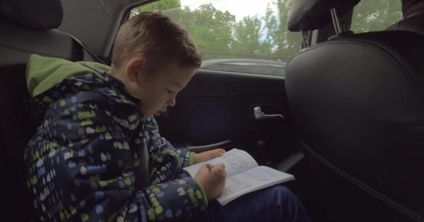 儿童小车内解题做作业场景视频 Child Solving Logic Chess Puzzles in the Car缩略图 儿童小车内解题做作业场景视频 Child Solving Logic Chess Puzzles in the Car