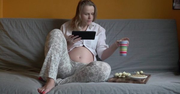 孕妇日常大洋岛精选高清视频素材 Pregnant Woman Chilling on a Sofa