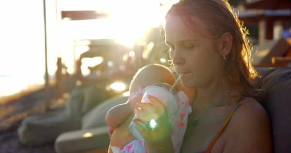 带娃妈妈的日常生活视频素材 Woman with Baby Daughter Relaxing at the Beach and Having Iced Drink
