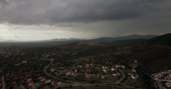 无人机航拍辽阔小镇大洋岛精选高清视频素材 Drone Flying and Descending Over Town, View To Cottages and Green Spaces, Greece