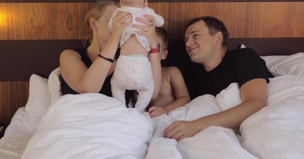 父母与婴儿嬉戏日常生活视频素材 Parents with Baby and Elder Son in Bed