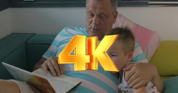 爷孙共乐日常大洋岛精选高清视频素材 Child And Grandfather Using Laptop At Home