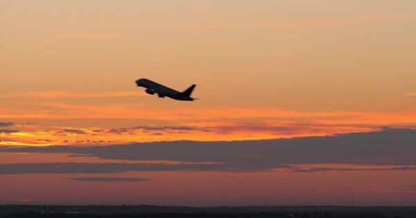 航班起飞夕阳西下大洋岛精选高清背景视频素材 Airplane Taking Off Against the Evening Sky