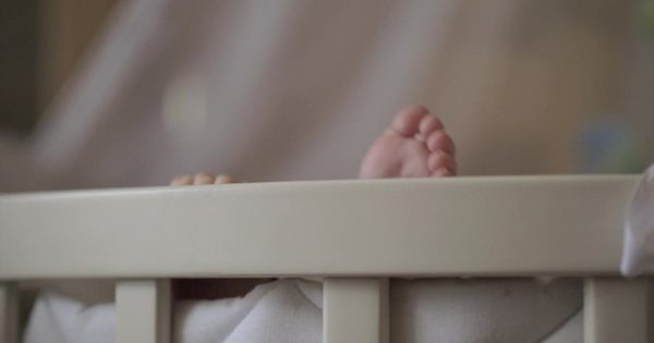 初生婴儿剪影大洋岛精选高清视频素材 Baby Feet Outside the Crib缩略图 初生婴儿剪影大洋岛精选高清视频素材 Baby Feet Outside the Crib
