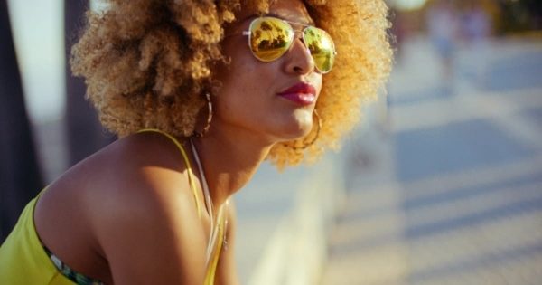 沐浴阳光下的金色卷发女郎大洋岛精选高清视频素材 Sensual Girl With Afro Resting On Promenade缩略图 沐浴阳光下的金色卷发女郎大洋岛精选高清视频素材 Sensual Girl With Afro Resting On Promenade