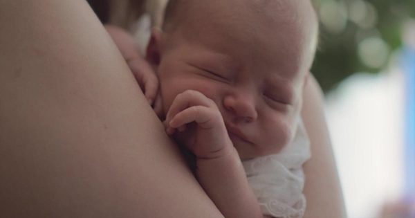 初生婴儿特写镜头视频素材 Newborn Baby Sleeping in Mums Arms