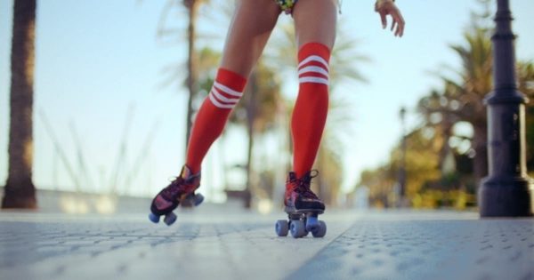 滑轮性感女郎大洋岛精选高清视频素材 Low Angle Shot Of Roller Skating Girl