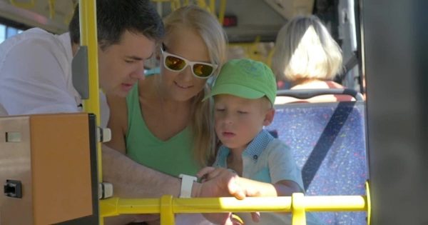 家庭日常出行大洋岛精选高清视频素材 Son And Mother Using Dads Smartwatch In The Bus