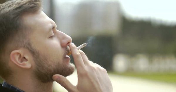 吸烟男子大洋岛精选高清视频素材 Man Enjoying Smoke Break