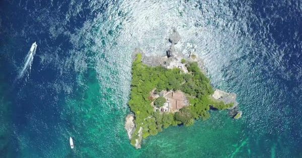 热带岛屿环绕航拍大洋岛精选高清视频素材 Small Tropical Island and Boats
