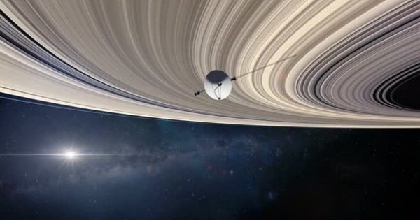 探测器环绕土星环大洋岛精选高清视频素材 Voyager Probe at Saturn’s Rings 1