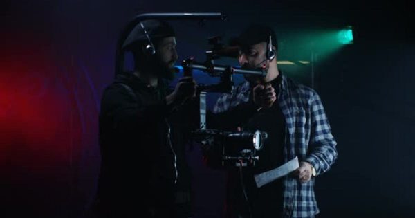 拍摄现场导演指挥场景大洋岛精选高清视频素材 Director Instructing Young Cameraman