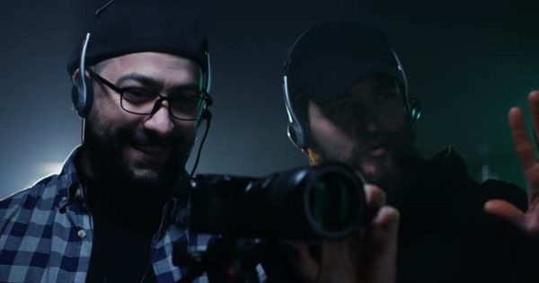 年轻导演指导拍摄场景影片素材 Young Directors Shooting a Scene缩略图 年轻导演指导拍摄场景影片素材 Young Directors Shooting a Scene