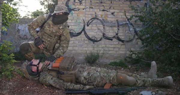 战场医疗救援现场大洋岛精选高清视频素材 Battlefield Medic Saving Life of Injured Infantryman