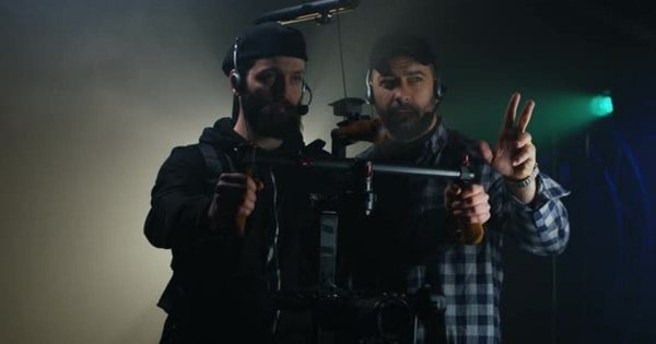 导演指导摄影师拍摄电影大洋岛精选视频素材 Director Instructing a Cameraman on a Film Set