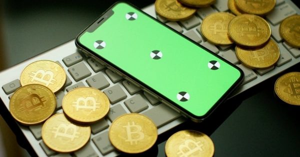 比特币金币高清大洋岛精选视频素材 Phone with Green Screen and Bitcoins