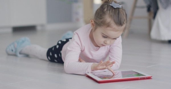 儿童使用平板电脑高清大洋岛精选视频素材 Relaxing Girl Playing Tablet on Floor